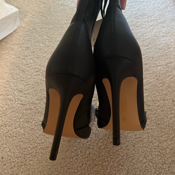 ZARA BLOGGERS FAVORITE BOOTS - Picture 11 of 13